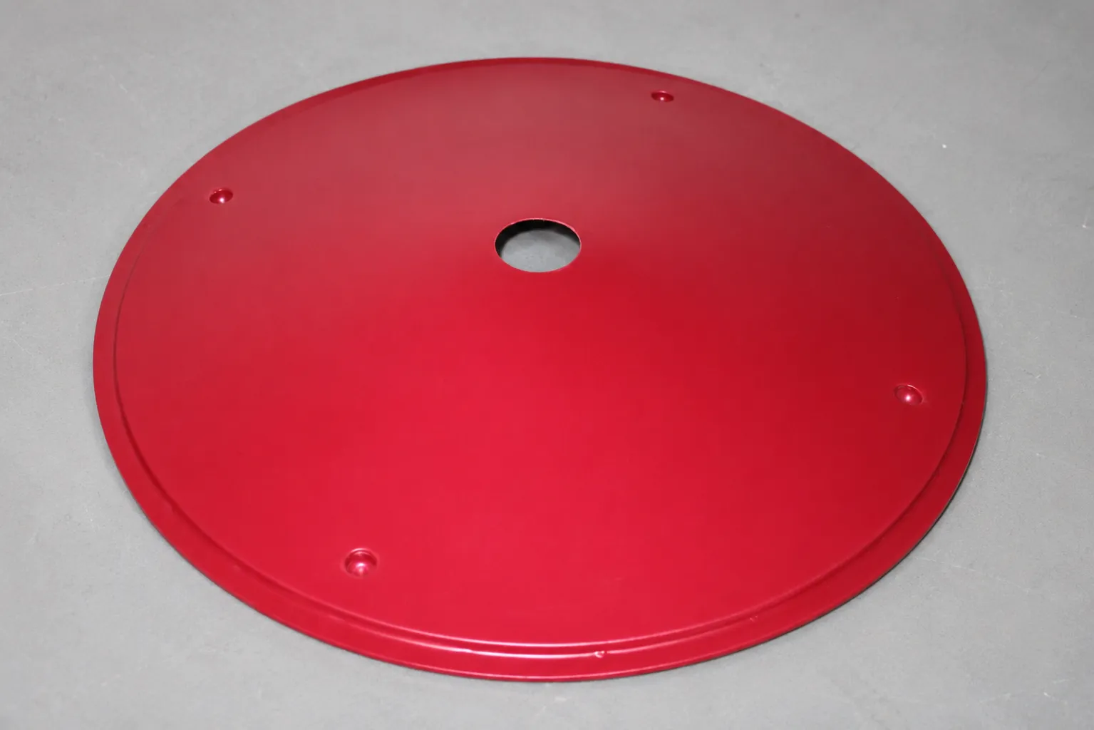 Red thermoformed PS wheel cover for an electric bicycle.